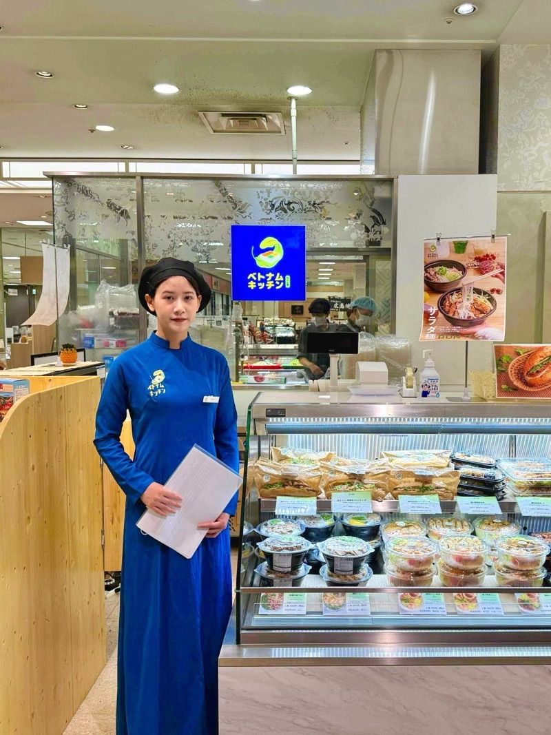 ベトナムキッチンの売場でお客様を迎えるスタッフ