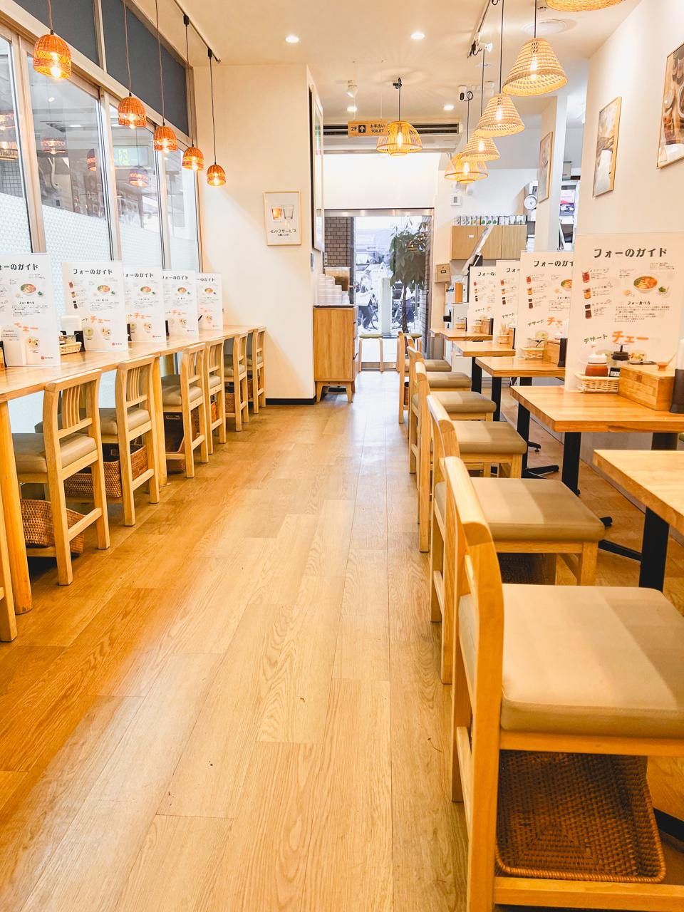 Viet Origin 本郷店 店内 — 竹製ランプの温かい客席